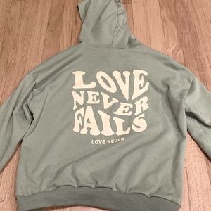 Love never falls Sweatshirt